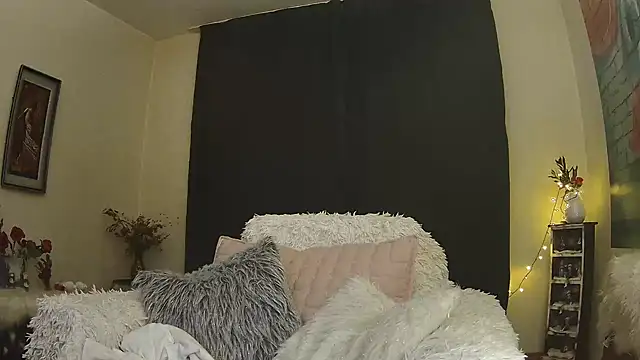 Snapshot of Divineblond chatting on 02.17.25 Divineblond online show from 02.17.25