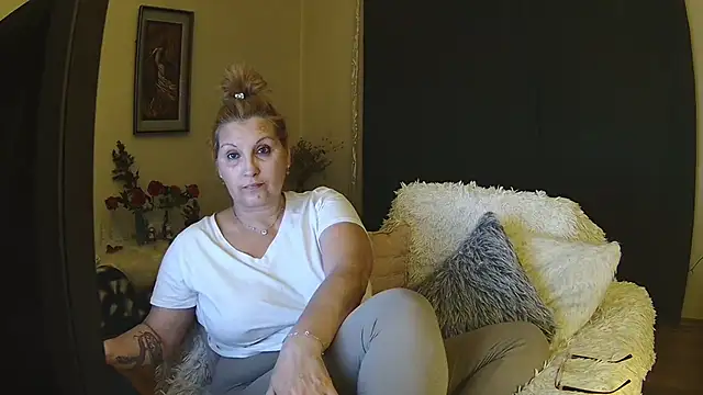 Snapshot of Divineblond chatting on 02.17.25 Divineblond online show from 02.17.25