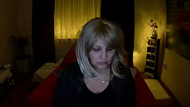 Snapshot of Divineblond chatting on 02.19.25 Divineblond online show from 02.19.25