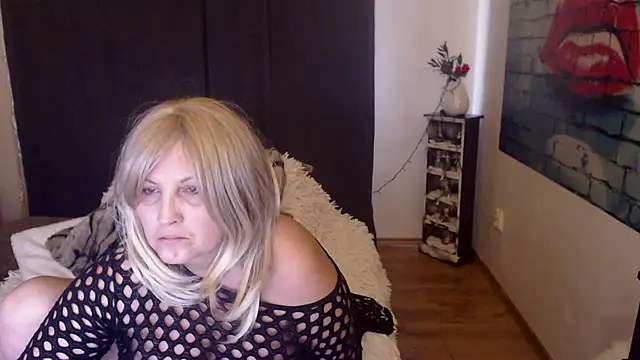 Snapshot of Divineblond chatting on 02.25.25 Divineblond online show from 02.25.25