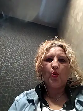 Snapshot of Divineblond chatting on 03.09.25 Divineblond online show from 03.09.25