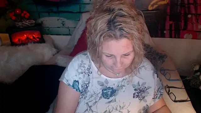 Snapshot of Divineblond chatting on 03.10.25 Divineblond online show from 03.10.25