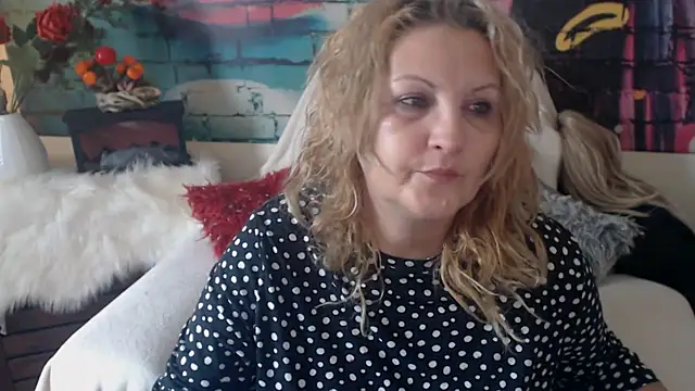 Snapshot of Divineblond chatting on 03.12.25 Divineblond online show from 03.12.25