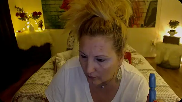 Snapshot of Divineblond chatting on 03.17.25 Divineblond online show from 03.17.25