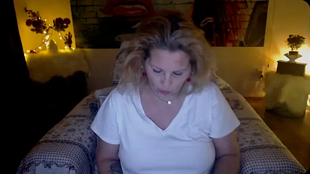 Snapshot of Divineblond chatting on 03.17.25 Divineblond online show from 03.17.25