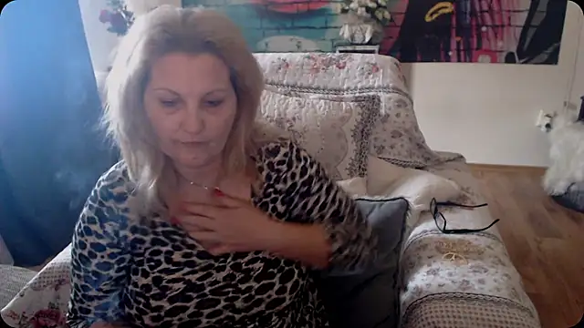 Snapshot of Divineblond chatting on 03.19.25 Divineblond online show from 03.19.25