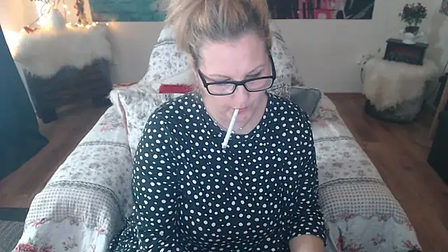 Snapshot of Divineblond chatting on 03.21.25 Divineblond online show from 03.21.25