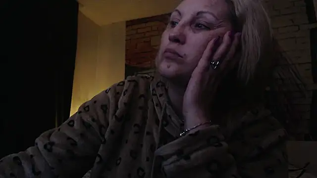 Snapshot of Divineblond chatting on 03.22.25 Divineblond online show from 03.22.25