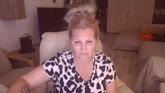 Snapshot of Divineblond chatting on 09.18.25 Divineblond online show from 09.18.25