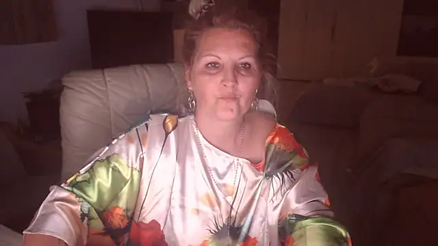 Snapshot of Divineblond chatting on 09.19.25 Divineblond online show from 09.19.25