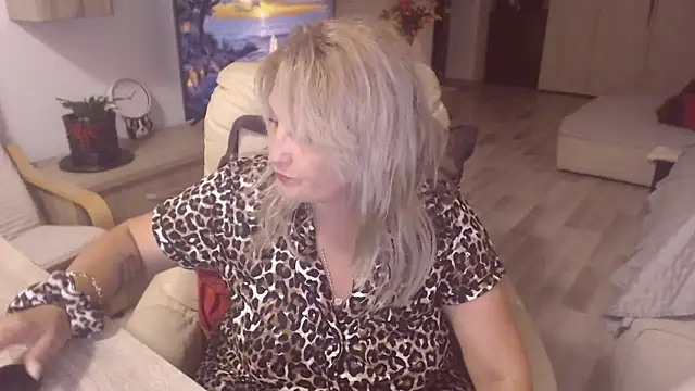 Snapshot of Divineblond chatting on 09.24.25 Divineblond online show from 09.24.25