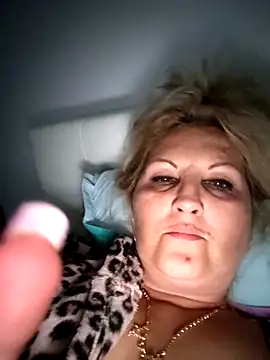 Snapshot of Divineblond chatting on 09.30.25 Divineblond online show from 09.30.25