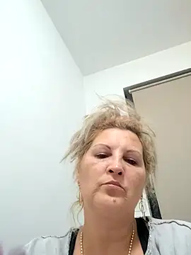 Snapshot of Divineblond chatting on 10.04.25 Divineblond online show from 10.04.25