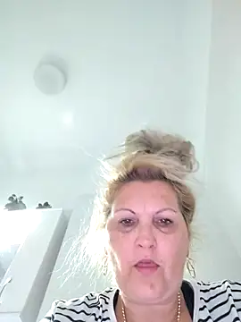 Snapshot of Divineblond chatting on 10.05.25 Divineblond online show from 10.05.25