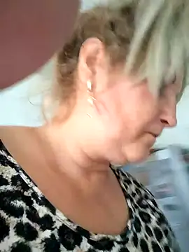 Snapshot of Divineblond chatting on 10.08.25 Divineblond online show from 10.08.25