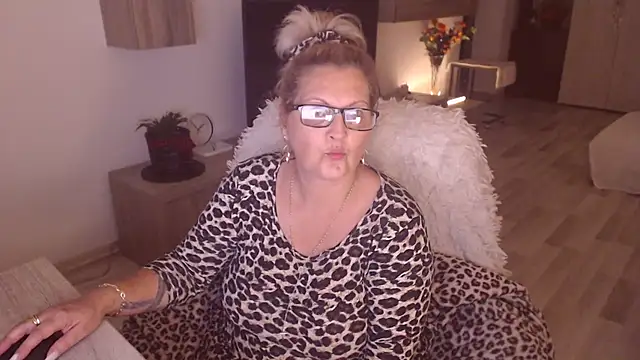 Snapshot of Divineblond chatting on 10.16.25 Divineblond online show from 10.16.25