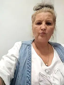 Snapshot of Divineblond chatting on 10.28.25 Divineblond online show from 10.28.25