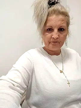 Snapshot of Divineblond chatting on 10.29.25 Divineblond online show from 10.29.25