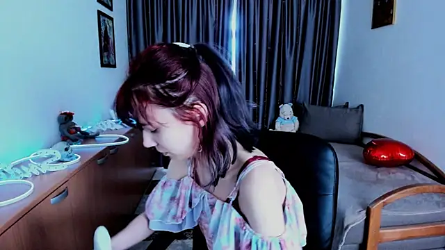 Snapshot of MiniLysii chatting on 05.29.26 MiniLysii online show from 05.29.26
