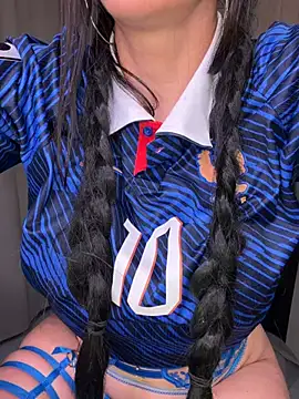 Giulia hood online show from 06.22.26