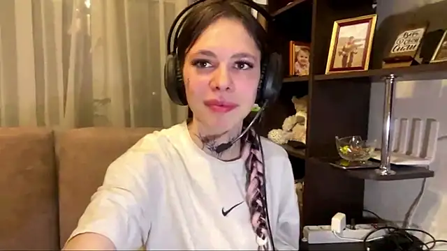 Snapshot of TuZezima chatting on 05.14.26 TuZezima online show from 05.14.26