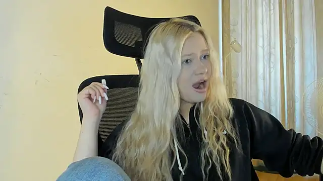 Snapshot of MidnightPoise chatting on 06.15.26 MidnightPoise online show from 06.15.26