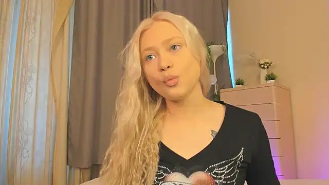 Snapshot of MidnightPoise chatting on 06.26.26 MidnightPoise online show from 06.26.26