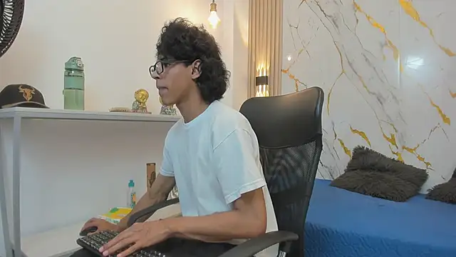 Snapshot of Zayn_Fox32 chatting on 05.17.26 Zayn Fox32 online show from 05.17.26