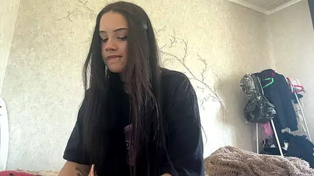 Snapshot of LouisePavlides chatting on 05.27.26 LouisePavlides online show from 05.27.26