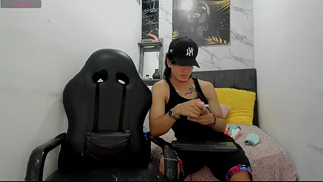 Snapshot of sweetauracouple chatting on 07.14.26 sweetauracouple online show from 07.14.26