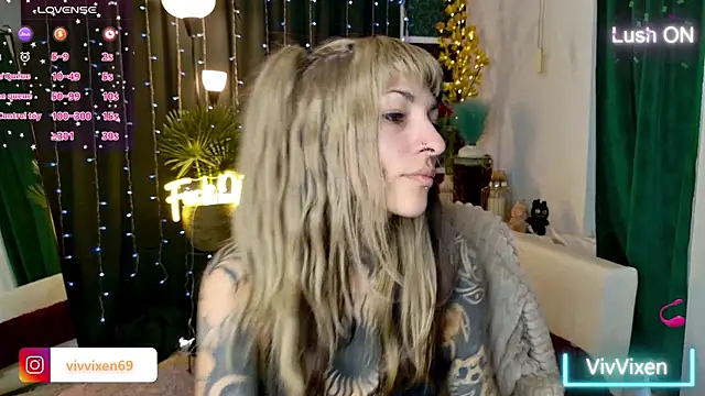 Snapshot of VivVixen chatting on 05.19.26 VivVixen online show from 05.19.26