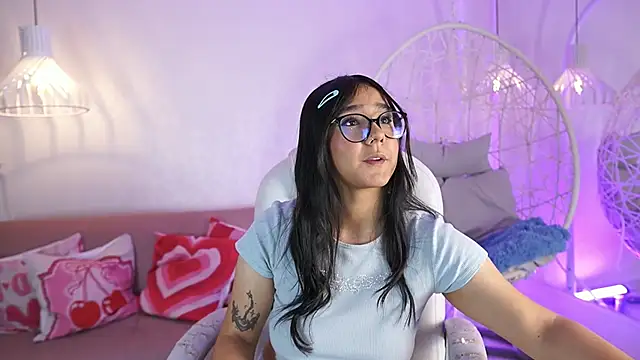 Snapshot of VioletJoness_ chatting on 06.16.26 VioletJoness online show from 06.16.26
