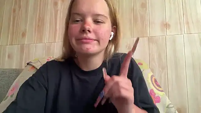 Snapshot of Malinwitch chatting on 07.15.26 Malinwitch online show from 07.15.26