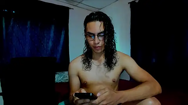 Snapshot of AntoniodeArmas chatting on 05.04.26 AntoniodeArmas online show from 05.04.26