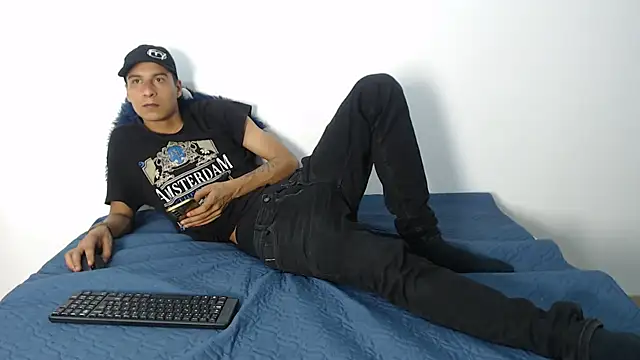 Snapshot of cameronsilverman chatting on 04.29.26 cameronsilverman online show from 04.29.26