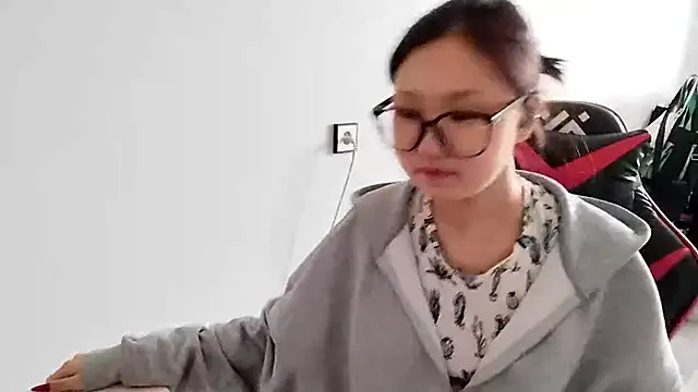 Snapshot of AdelineCanup chatting on 05.19.26 AdelineCanup online show from 05.19.26