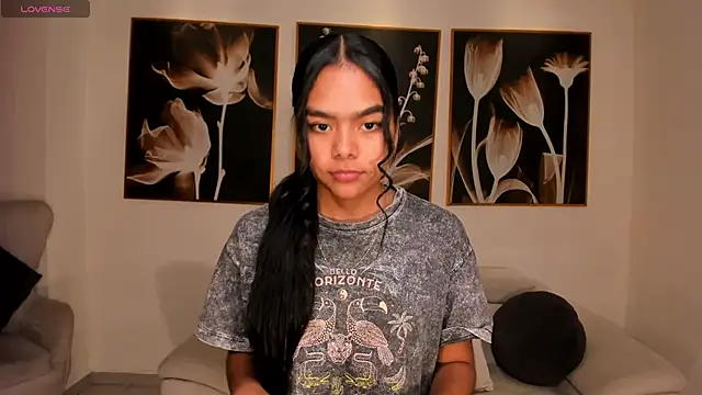 Snapshot of SaphiraJames chatting on 06.19.26 SaphiraJames online show from 06.19.26