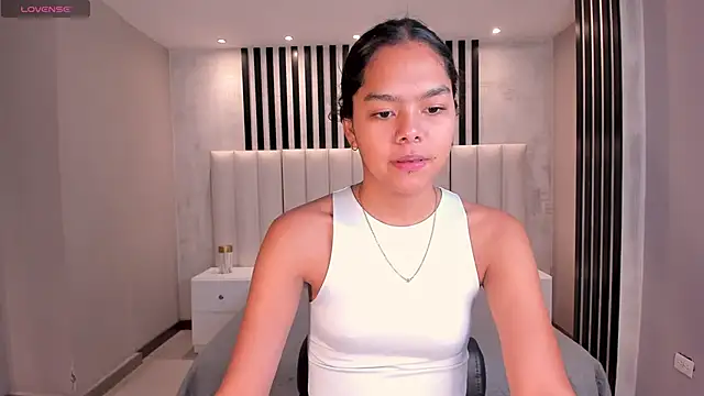 Snapshot of SaphiraJames chatting on 06.27.26 SaphiraJames online show from 06.27.26