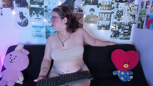 Snapshot of helleen21 chatting on 05.15.26 helleen21 online show from 05.15.26