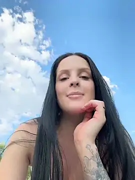 Snapshot of Evaryn chatting on 05.18.26 Evaryn online show from 05.18.26