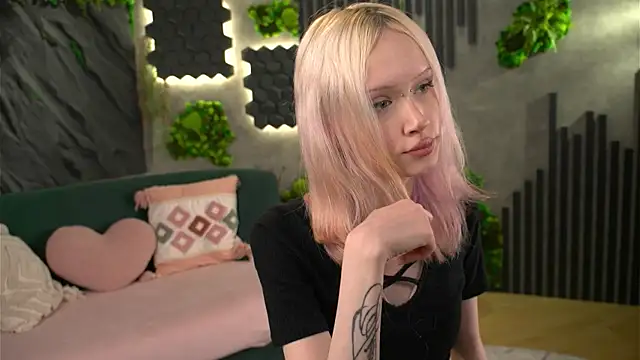 Snapshot of shishka_angel chatting on 05.05.26 shishka angel online show from 05.05.26