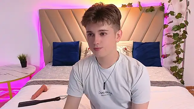 Snapshot of Miless_Cooper chatting on 07.11.26 Miless Cooper online show from 07.11.26