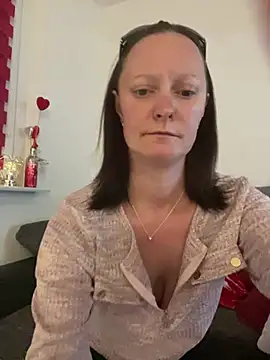 LindaLee90 online show from 05.17.26
