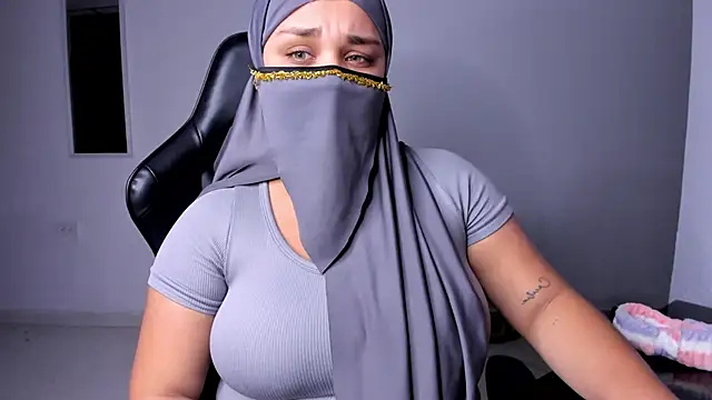 Snapshot of Salma_farouk chatting on 06.15.26 Salma farouk online show from 06.15.26