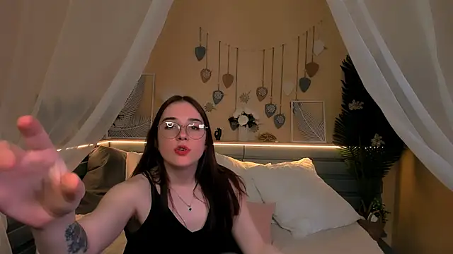 Snapshot of Maya_Winters chatting on 05.12.26 Maya Winters online show from 05.12.26
