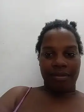 Snapshot of momspretty chatting on 05.29.26 momspretty online show from 05.29.26