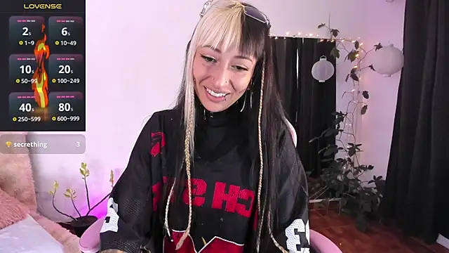 Snapshot of holyhudson chatting on 05.16.26 holyhudson online show from 05.16.26