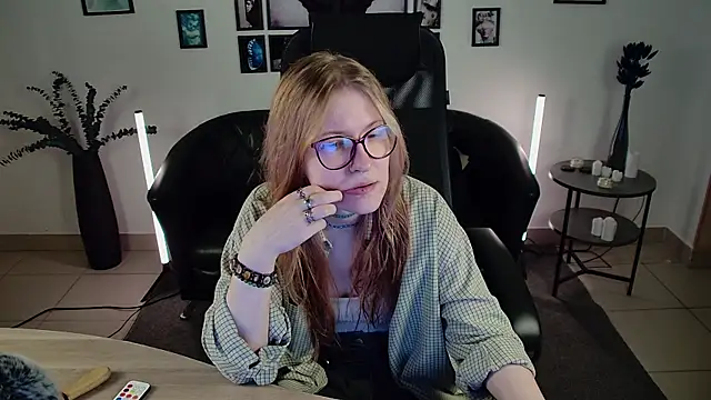 Snapshot of lanafitch chatting on 06.25.26 lanafitch online show from 06.25.26