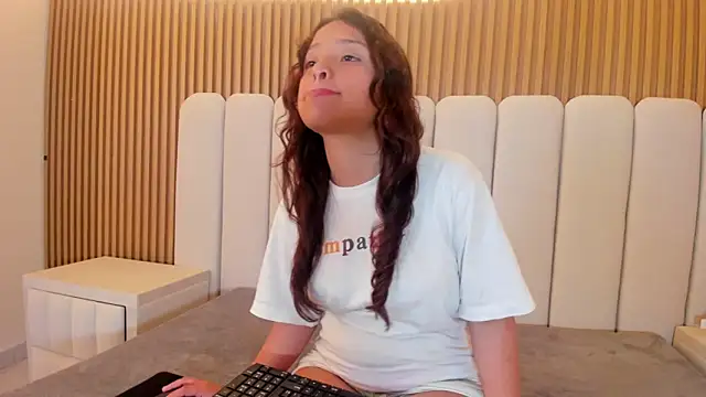 Snapshot of CharlotAura chatting on 05.14.26 CharlotAura online show from 05.14.26