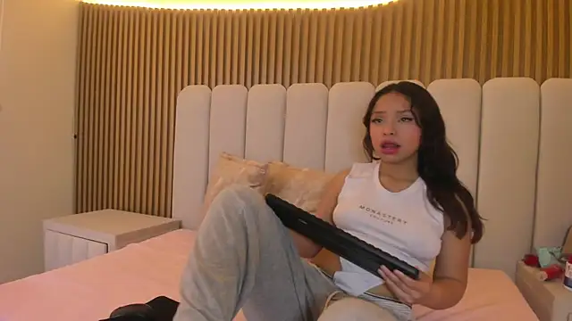 Snapshot of CharlotAura chatting on 06.01.26 CharlotAura online show from 06.01.26